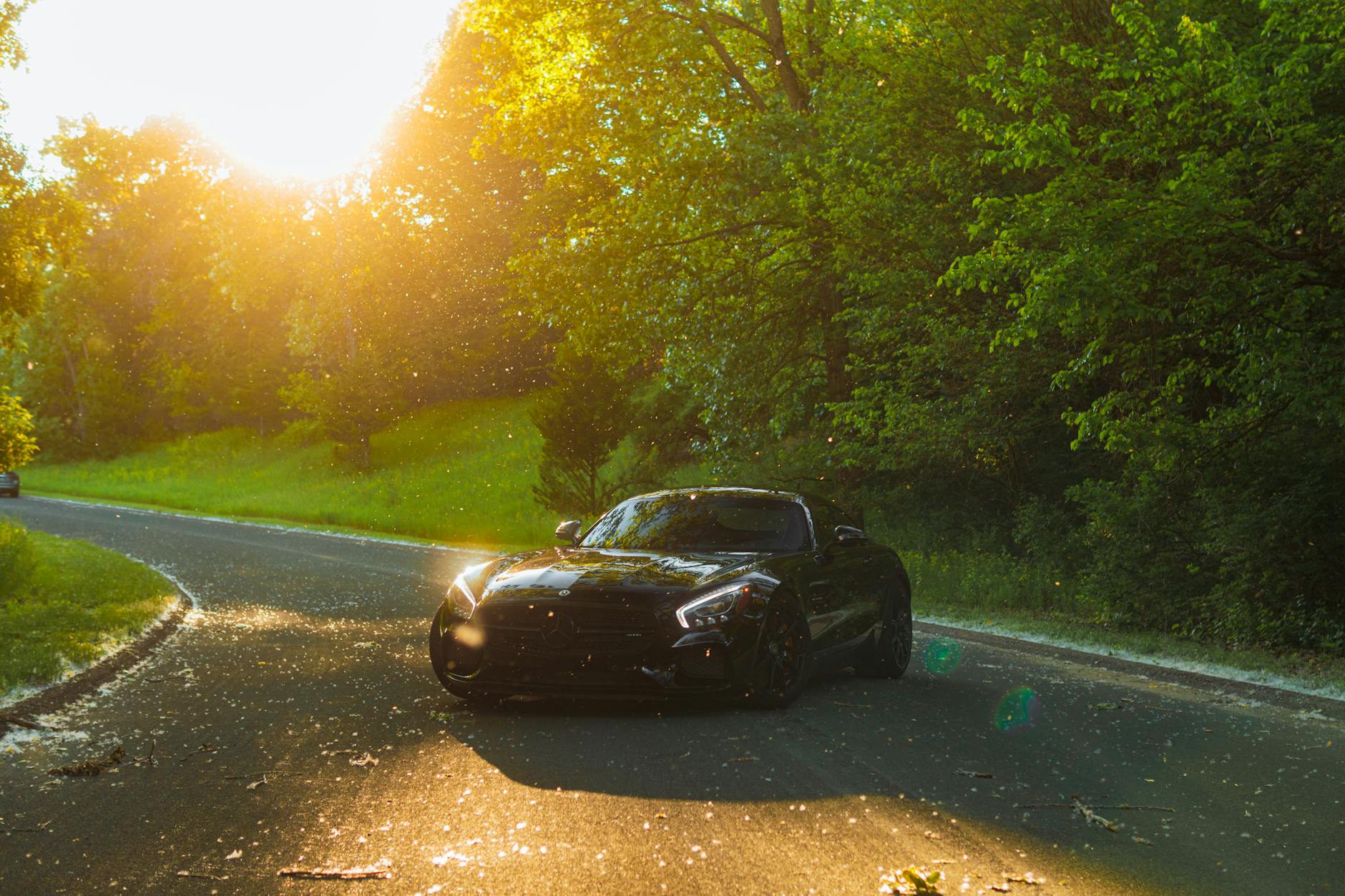 Automobile premium sur une route panoramique